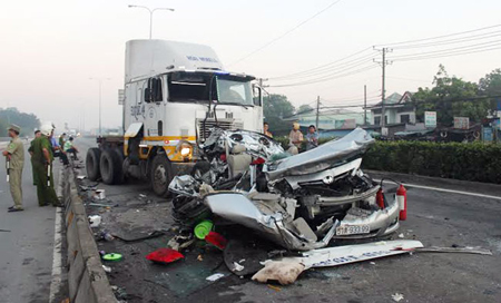 Hiện trường vụ tai nạn ở quận Thủ Đức, thành phố Hồ Chí Minh làm 5 người chết rạng sáng 31-5.
